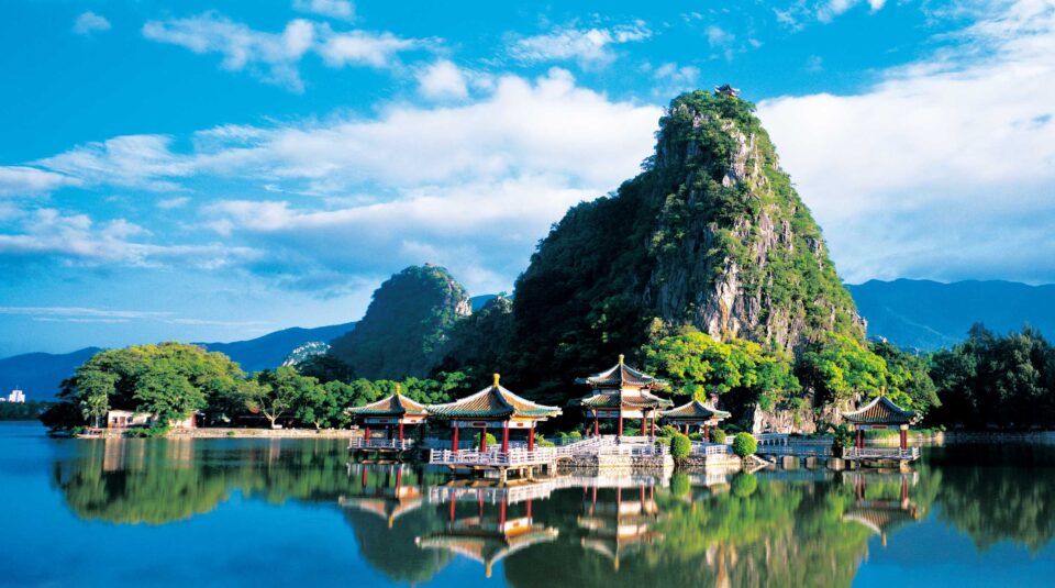 Wapienne wzgórze z chińskimi pawilonami odbijającymi się w jeziorze – Zhaoqing w prowincji Guangdong